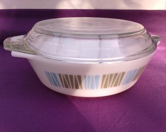 Pyrex milk glass casserole dish - 1960's - Matchmaker pattern