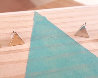 Boucles d'oreilles Triangle doré et argenté | Joli bijou minimaliste 0,8 cm| Pucegéométrique 2017 | Cadeau mignon pour elle | Idée evjf