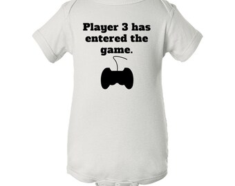 Barboteuse Bébé Unisexe - Message Player 3 Has Entered The Game - 100% Coton - Boutons Pression Barboteuse Bébé Unisexe - Message Player 3 Has Entered The Game - 100% Coton - Boutons Pression