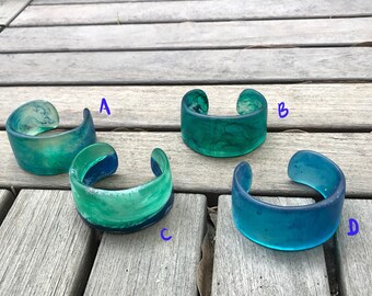 Turquoise/blue resin bangle