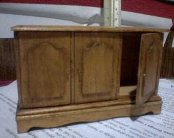 Cabinet with 3 doors that open and close