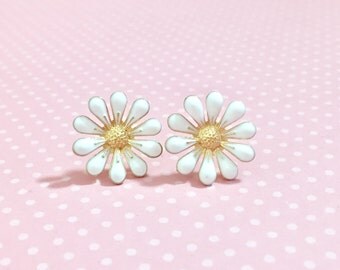 White Daisy Stud Earrings, Bohemian Retro, Hippie Flower Power, Enameled Metal, 19mm, Gold Accents (SE11)
