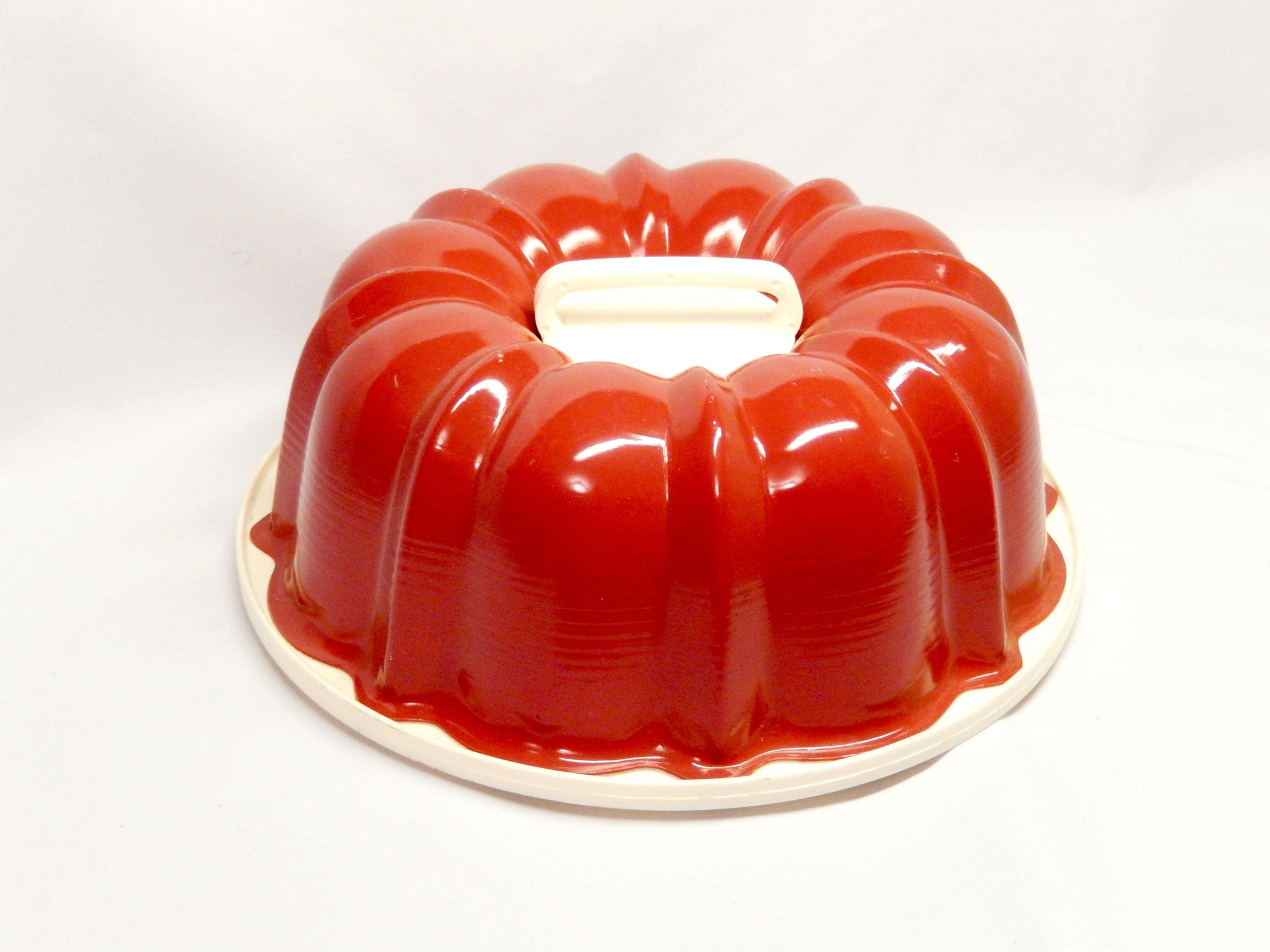 Bundt cake carrier, cake keeper, bundt cake pan with base and handle