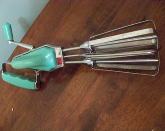 Maynard hand held egg beater turquoise fifties wonder