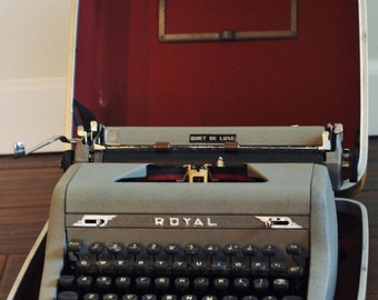 VTG Royal Quiet De Luxe 1950's- W/ Case Royal Manual Typewriter 1952 (?) DeLuxe