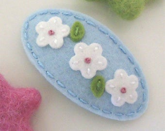 Felt hair clip -No slip -Wool felt -Ecru daisy in a row -pale blue