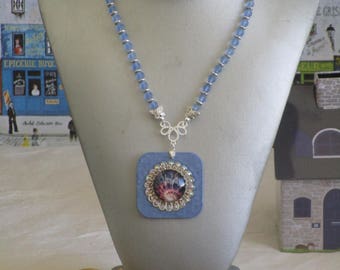 Ravissant collier plastron en bois laqué orné d'un motif central "cabochon et strass"