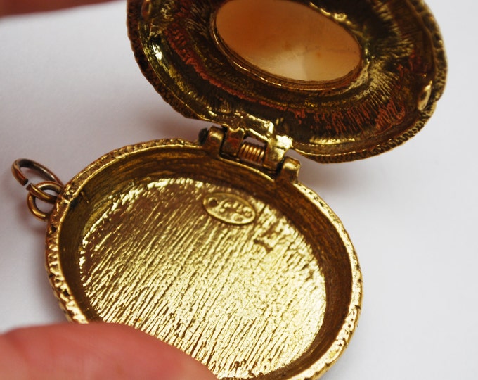 Cameo Locket Pendant - Signed Goldette - Molded glass - Gold plated metal -