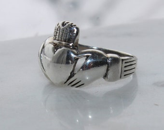 vintage sterling silver Irish Celtic Claddagh ring -heart, hands and crown 3.5 grams hallmarked 925 size 5 3/4 - 1960's excellent condition