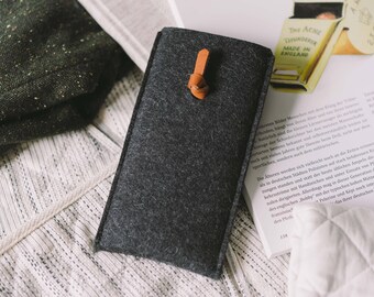 iPhone SE Wallet, iPhone SE Case, iPhone SE Pouch, leather, wool felt, “Knot” by band&roll