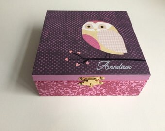 Artículos similares a Caja decorada: joyero,en rosa decapado y adornos