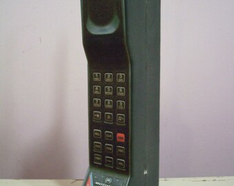 Vintage Style Brick Cell Mobile Phone Toy / Prop - Motorola DynaTAC 8500x. 1980s 1990s