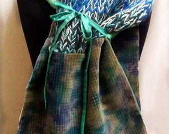Scarf in tricoted wool and painted velvet.