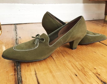 1960s / 60s Vintage Kitten Heel Olive Suede Pumps by Peacock Shoes • Size 8
