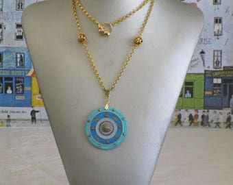 Petit collier pendentif en bois laqué et métal doré "Une ravissante composition"