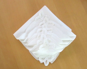 Off white linen & cotton napkins with scalloped edge and corner lace trim - set of 8 - unused - battenburg - ecru - dinner - wedding