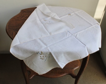 Vintage 1950s White Embroidered Linen Tablecloth / Square Tablecloth / Floral Flower Embroidery / Fine Linens / Table Linen / Tablecloth