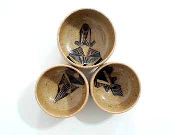 Black and tan geometric stoneware bowl, medium size
