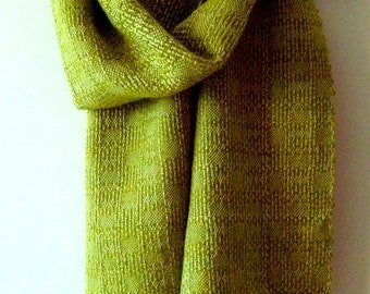 Scarf hand-woven in silk and alpaca wool. ± 216 cm x 37 cm.
