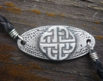 Bracelet cross pattern