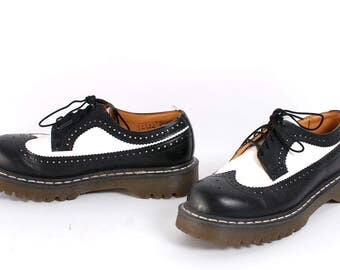 size 8 DOC MARTEN two tone leather 90s BROGUE oxford lace up platform booties