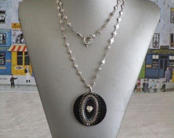 Ravissant collier plastron en bois laqué noir et argent " Un oval romantique"