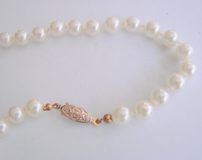 Vintage Hand Knotted 8MM Faux Pearl Necklace Textured Gold Plate Clasp Glass Pearl Beads Jewelry Jewellery