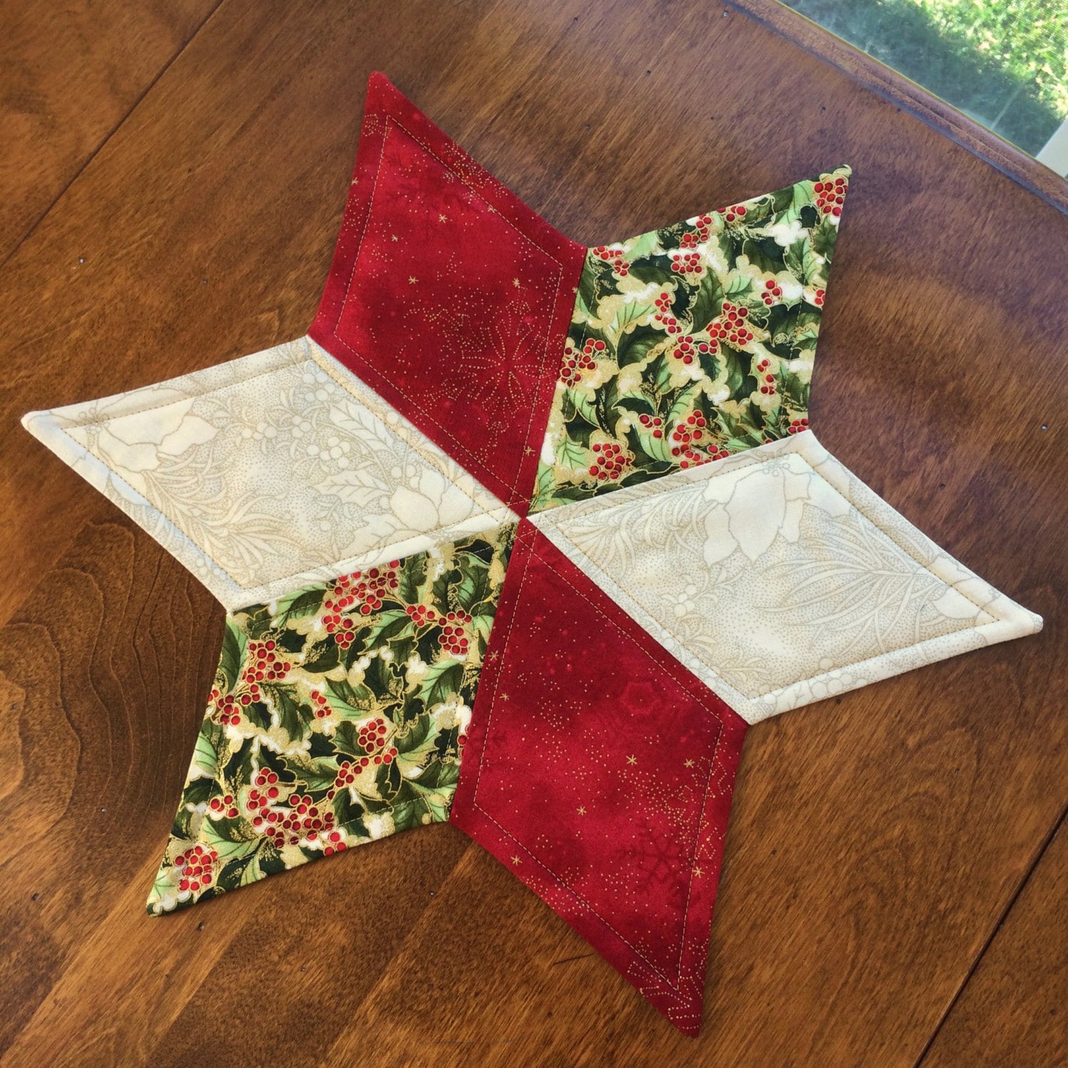 elegant-holly-berries-quilted-star-candle-mat-by-seaquilt