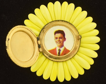 Vintage 1960s Flower Power Photo Locket Brooch ~ Lot 1354