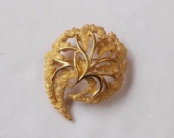 TRIFARI. Contemporary Gold Tone Brooch. (577)