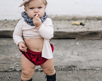 Baby girl valentines day outfit / Red baby girl bloomers / Toddler girl bloomers / Baby girl shorts / Baby girl fashion / Christmas outfit