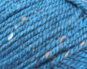 Aran tweed yarn 400 g super yarnball Rustic from James C Brett teal colour with beige speckles 20 % wool 695 meter (760 yarns) shade DAT 27