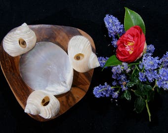 Tiki ashtray, mother of pearl & wood, Tahiti, novelty ashtray 1960s, seashell conch ashtray