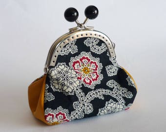 Two-tone wallet of type scholarship to yellow and black rosette motif