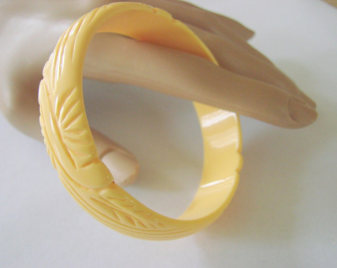 Vintage Carved Lucite Yellow Bangle Bracelet Jewelry Jewellery