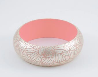 Bracelet Pale Pink. Engraved gold.