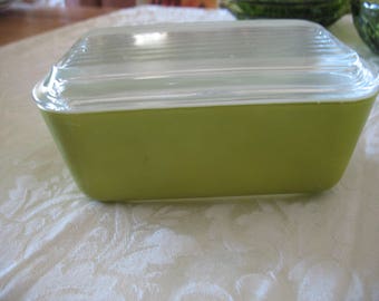Pyrex dish color avocado for fridge. Green refrigerator container.