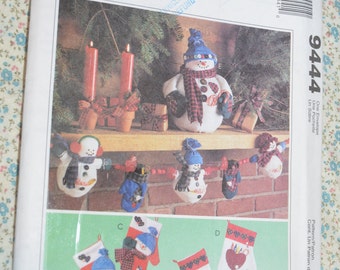 McCalls 9444 " Frosty Friends " Snowman Centerpiece Garland Decorative Mittens Decoration Sewing Pattern - UNCUT