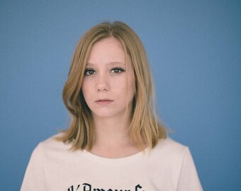 L'Amour Fou. White T-Shirt embroidery in darkblue