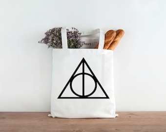 Help Harry Potter and his friends search for the Deathly Hollows with this tote bag. Enjoy this book bag to carry all your Hogwarts Textbooks in.