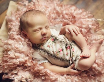 Lovely newborn & sitter size photo props by LovelyBabyPhotoProps