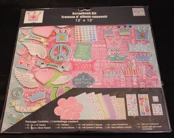 Trousse d' album Scrapbook Kit, Home Scrapbooking Kit, Me & My Big Ideas, DIY Princess Scrapbooking Crowns, Wings, Peace Sign paper