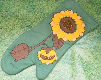 Vintage 1970s Funky Sunflower Print Oven Mitt ~ Oven Glove ~ Pot Holder