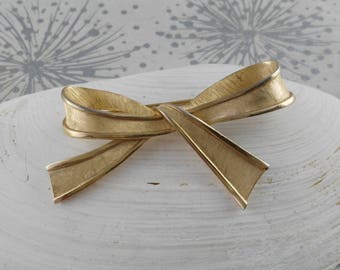 Golden Bow Brooch - Trifari Bow Brooch - Vintage Brooch - Classic Bow Brooch - Bow Brooch - Sweater Brooch - Gift for Her