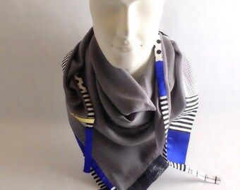 Foulard carré en laine et conton mélangés orné d'une bordure réalisée d'un patchwork de conton imprimés graphique N/B et soie bleu roi.