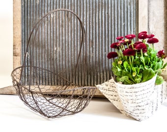 Rustic wire basket / rustic mesh basket / wire egg basket / metal flower basket / shabby basket / mesh metal basket / basket with handle