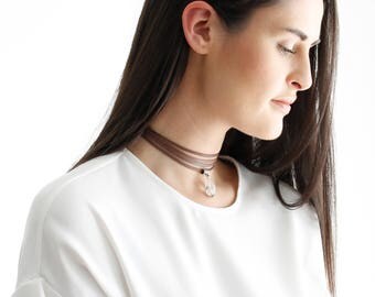 Collier de style choker de cuir avec bille translucide