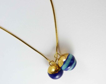 Ceramic necklace, bowls and golden hats. Collier céramique, boules avec chapeaux dorés.