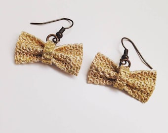 Paire de Boucles d'Oreilles Noeud Papillon Dandy "Gold", Bords Pointus, Papier Peint Fibré, Fait Main, Couleur Or et Dorée