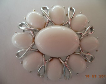 Vintage Signed Lisner Silvertone/White Brooch/Pin